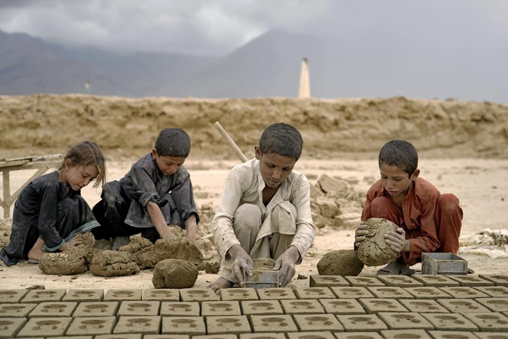 Những công nhân ‘tí hon’ trong các lò gạch ở Afghanistan - Ảnh 14.