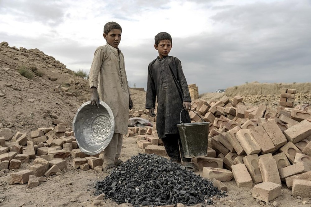 Những công nhân ‘tí hon’ trong các lò gạch ở Afghanistan - Ảnh 4.