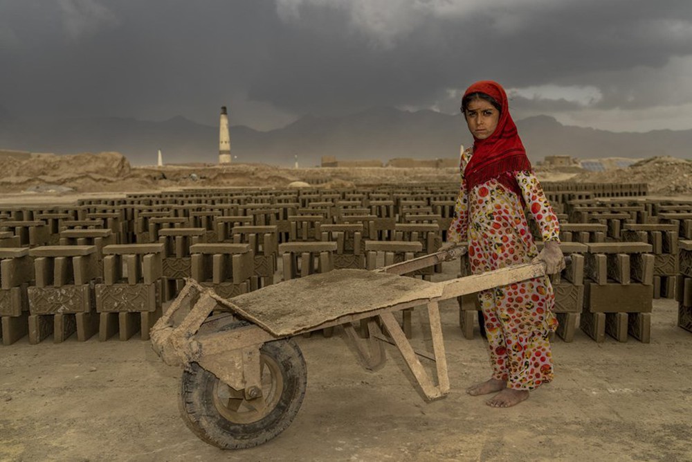 Những công nhân ‘tí hon’ trong các lò gạch ở Afghanistan - Ảnh 13.