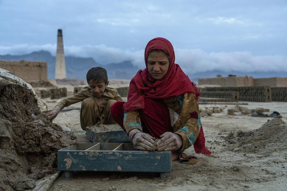 Những công nhân ‘tí hon’ trong các lò gạch ở Afghanistan - Ảnh 3.