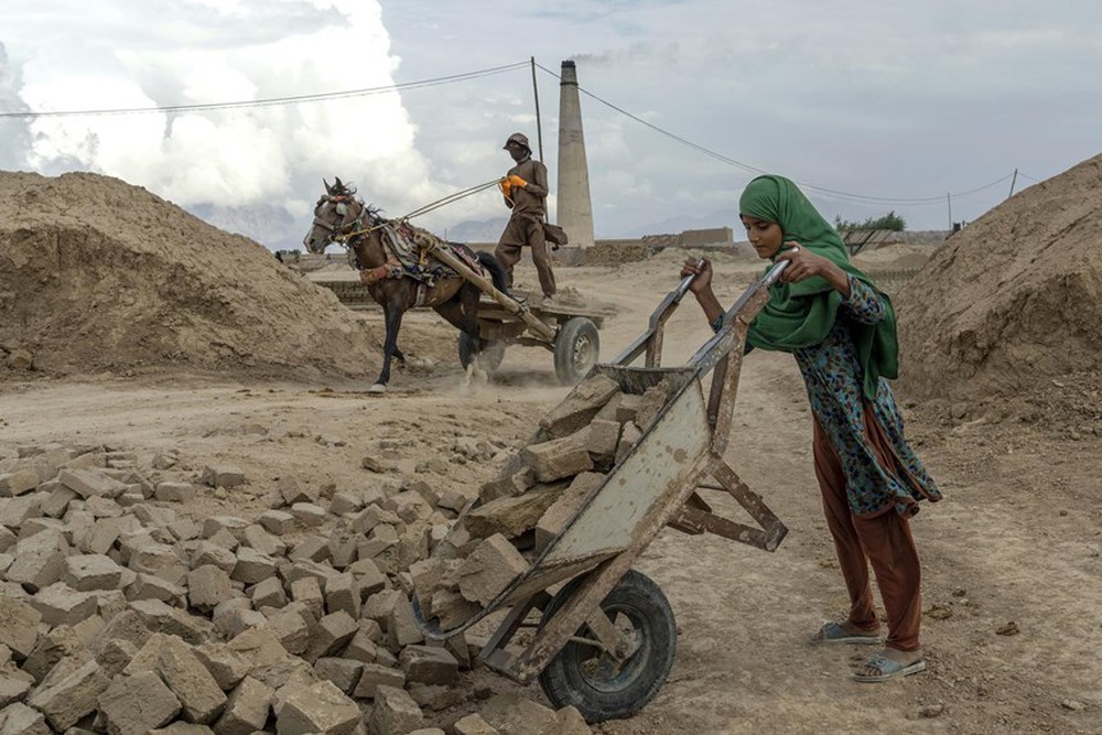 Những công nhân ‘tí hon’ trong các lò gạch ở Afghanistan - Ảnh 12.