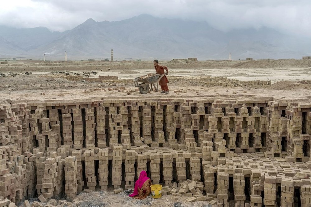 Những công nhân ‘tí hon’ trong các lò gạch ở Afghanistan - Ảnh 1.