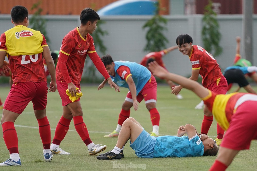 HLV Park Hang-seo trổ tài ‘ăn vạ’ lính trẻ Viettel - Ảnh 4.