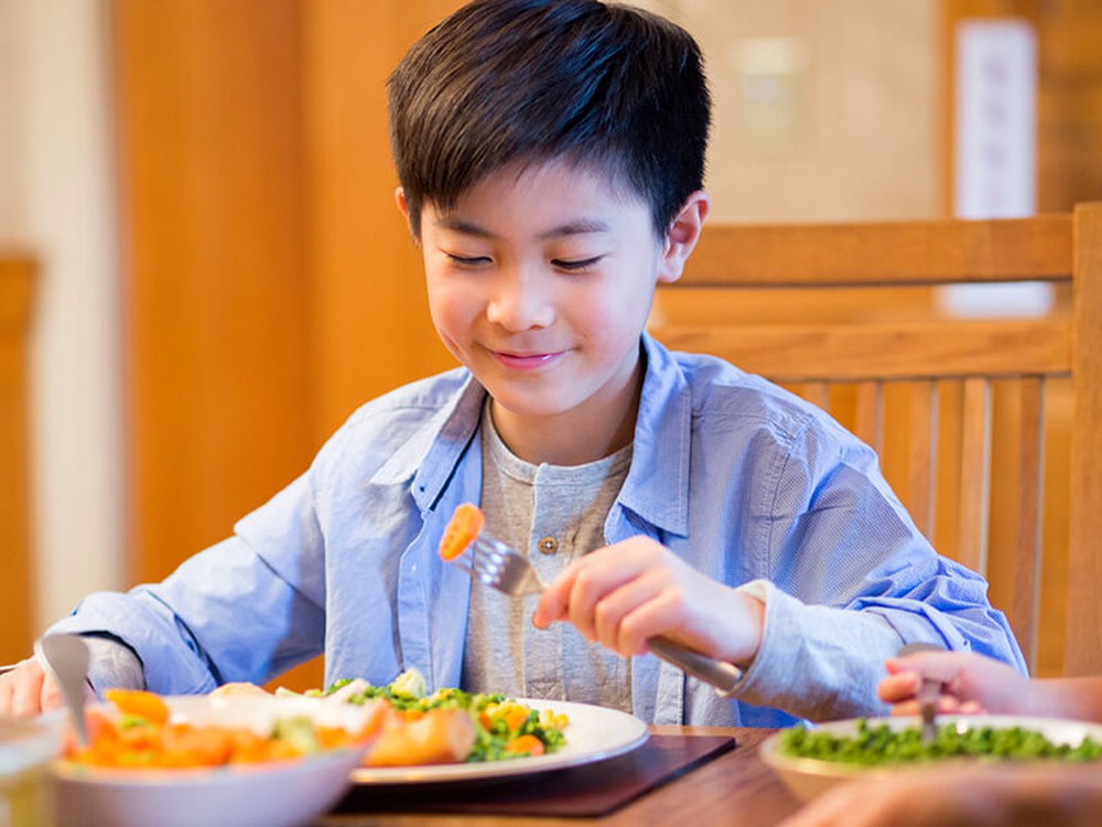 5 thói quen ăn uống lịch sự cha mẹ cần dạy con - Ảnh 2.