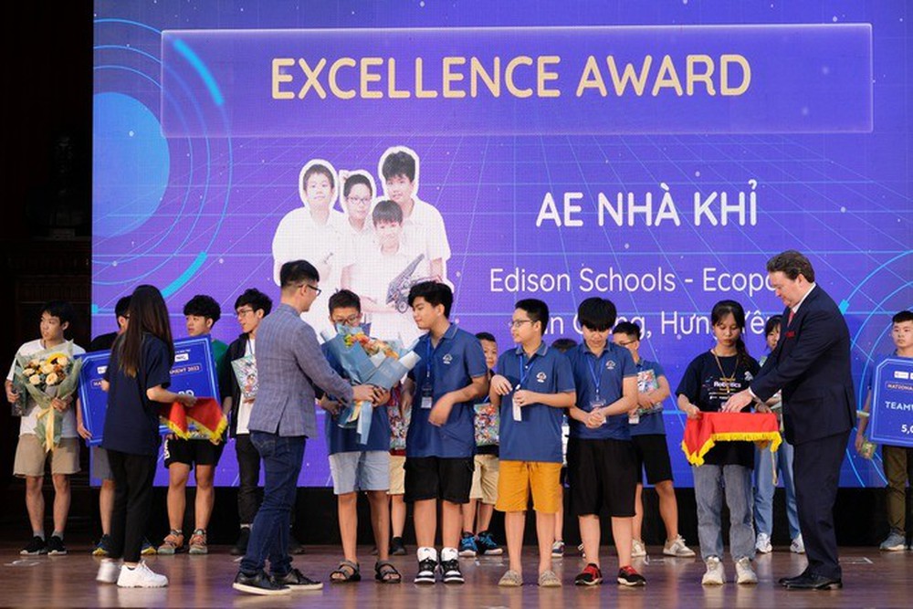Nam sinh THCS giành giải vô địch National Robotics Tournament 2022 - Ảnh 1.