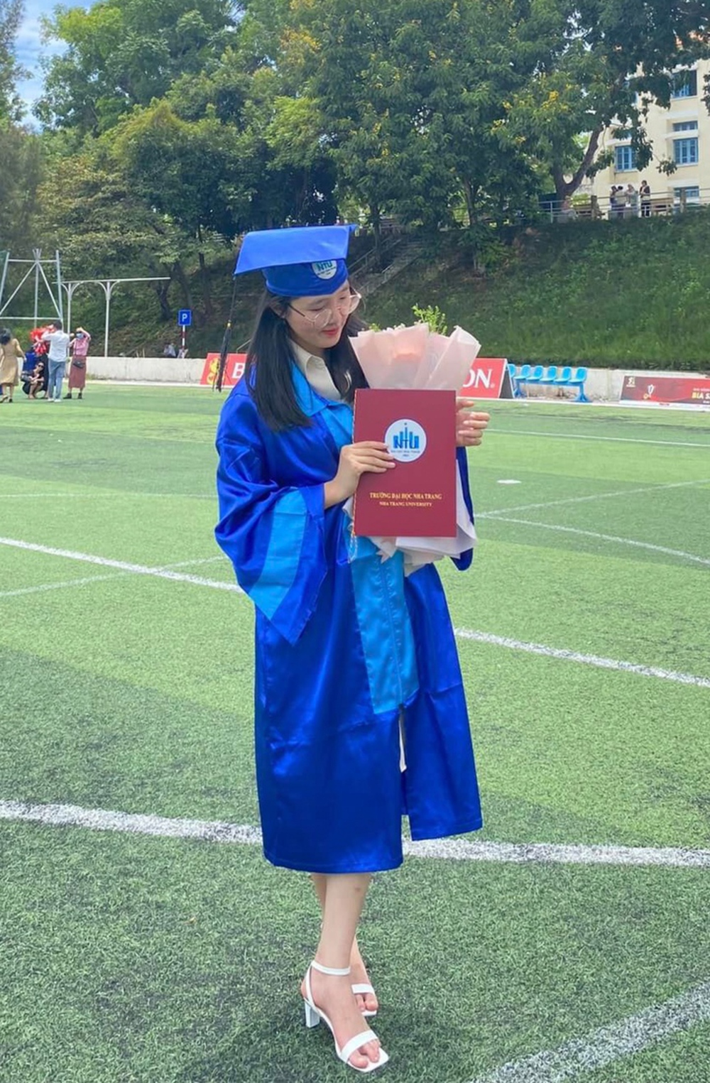 Nữ sinh mồ côi cha xúc động khi được vị khách đặc biệt đến dự lễ tốt nghiệp