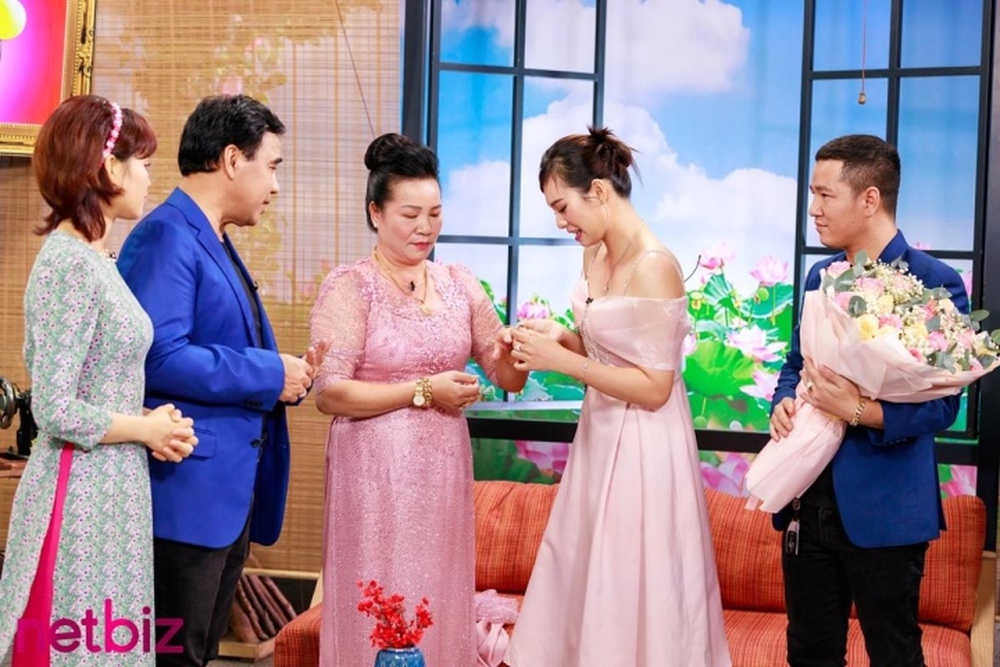 Con dâu tặng nhẫn kim cương cho mẹ chồng trên sóng truyền hình - Ảnh 4.