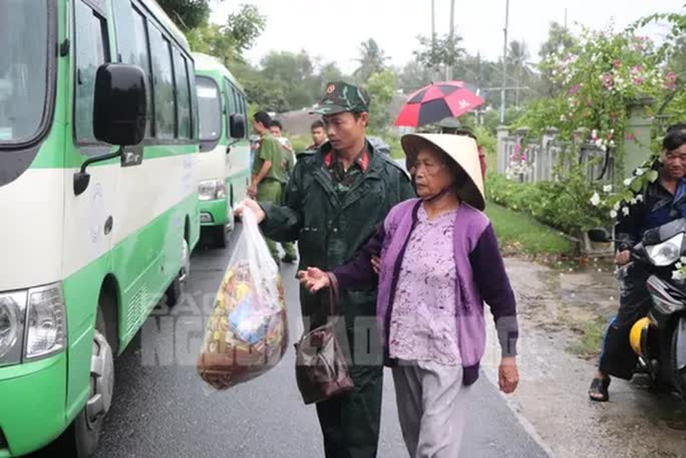 Người dân Quảng Nam được đưa đi sơ tán tránh bão Noru - Ảnh 6.