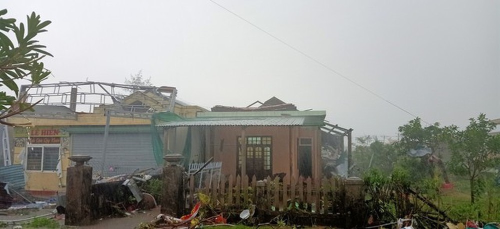 Những hình ảnh đầu tiên về thiệt hại do siêu bão Noru gây ra chiều 27/9 - Ảnh 2.