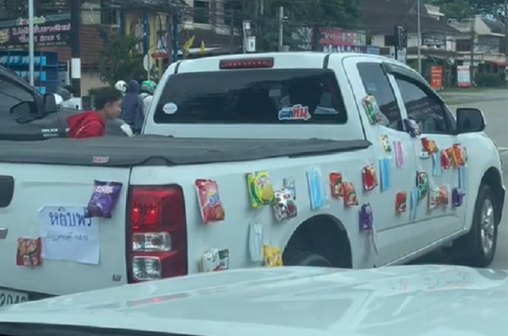 Xe bán tải dán chi chít bánh kẹo chạy khắp phố đính kèm lời kêu gọi đáng yêu - Ảnh 1.