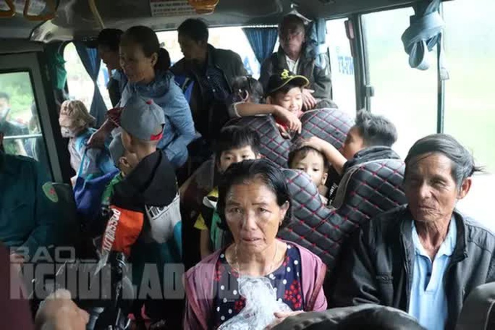 Người dân Quảng Nam được đưa đi sơ tán tránh bão Noru - Ảnh 10.