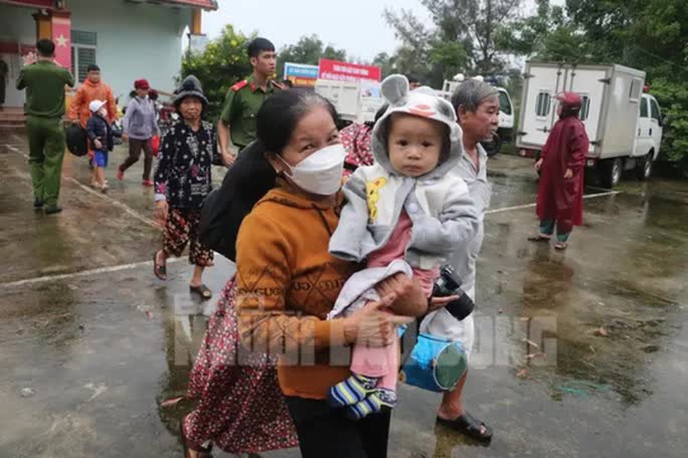 Người dân Quảng Nam được đưa đi sơ tán tránh bão Noru - Ảnh 7.