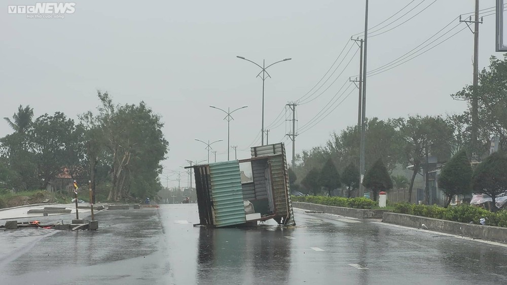 Trực tiếp: Những hình ảnh tan hoang sau bão sáng 28/9 - Ảnh 5.