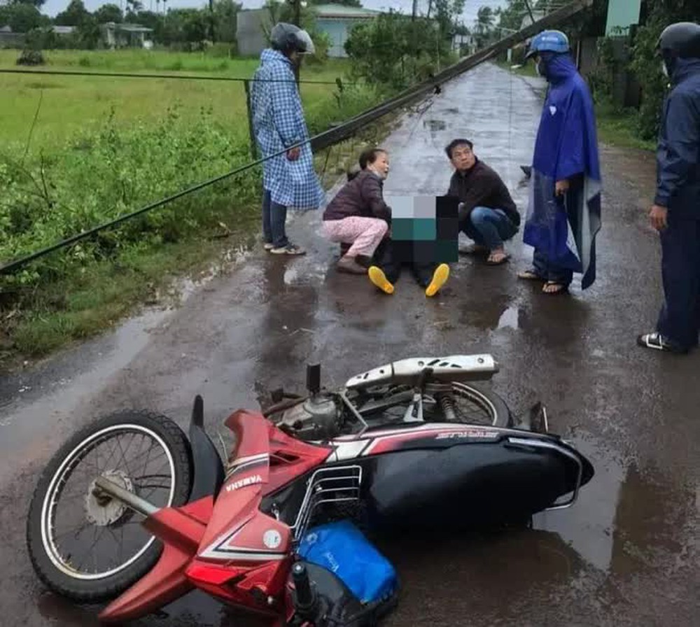 Một phụ nữ tử vong nghi tông cột điện ngã ra đường lúc mưa bão - Ảnh 1.