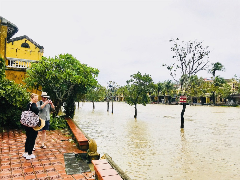 Chủ homestay miền Trung: Giờ mới có điện, bão đến bay mấy tấm tôn - Ảnh 1.