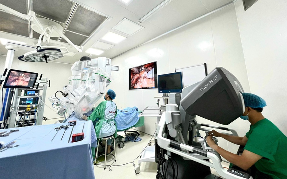 Bệnh viện đầu tiên tại Việt Nam phẫu thuật robot cắt tuyến giáp qua tiền đình miệng - Ảnh 1.