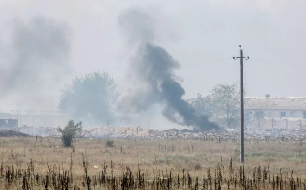 Ukraine nói Nga đưa binh sĩ, máy bay ra khỏi Crimea sau loạt vụ nổ - Ảnh 1.