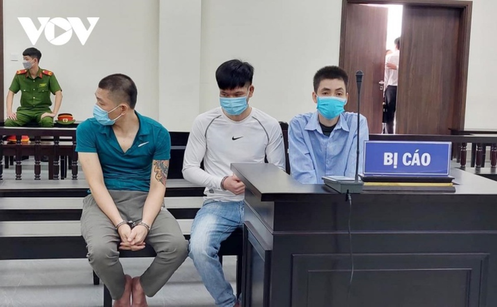 Đánh gục thanh niên trên phố Hà Nội, 3 bị cáo lĩnh 39 năm tù - Ảnh 1.