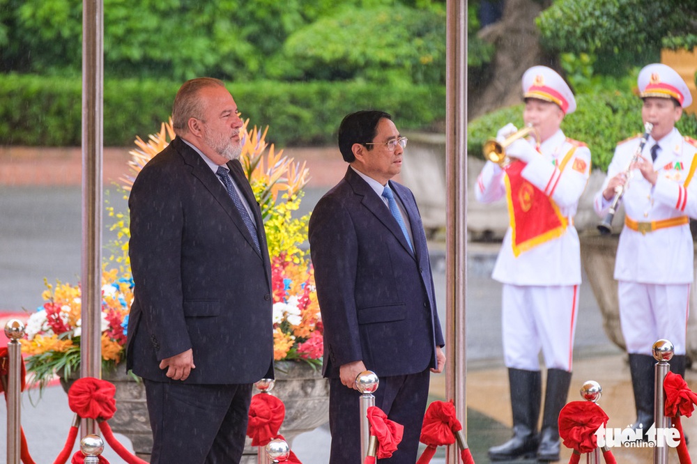 Thủ tướng Việt Nam, Cuba cùng đi bộ dưới mưa về nơi hội đàm - Ảnh 4.
