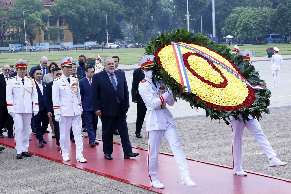 Thủ tướng Việt Nam, Cuba cùng đi bộ dưới mưa về nơi hội đàm - Ảnh 1.
