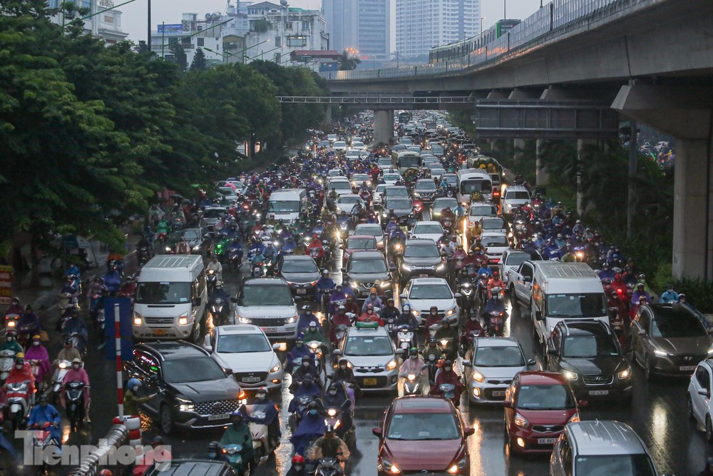 Mưa triền miên sau bão Noru, đường phố Hà Nội tắc nghẹt nhiều giờ - Ảnh 1.