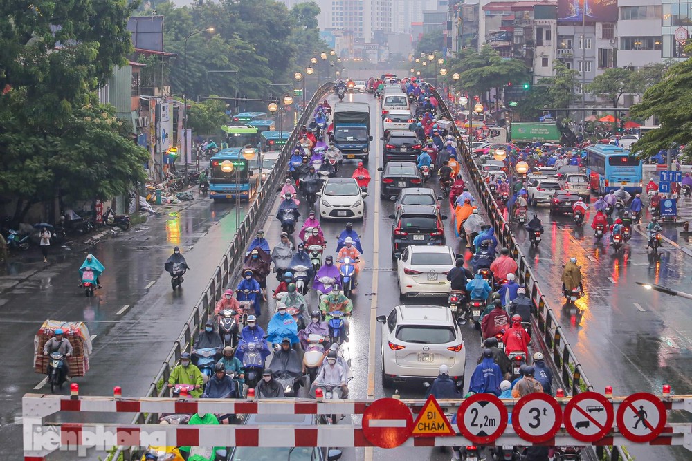Mưa triền miên sau bão Noru, đường phố Hà Nội tắc nghẹt nhiều giờ - Ảnh 15.