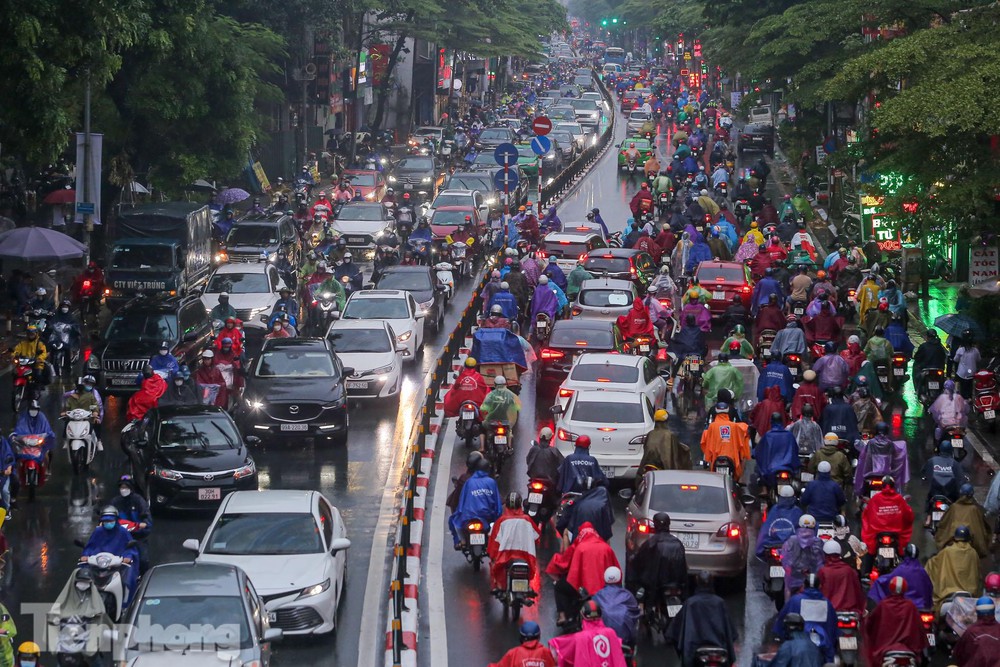 Mưa triền miên sau bão Noru, đường phố Hà Nội tắc nghẹt nhiều giờ - Ảnh 16.