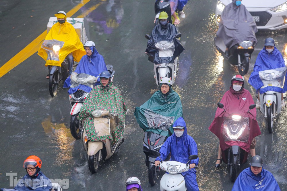 Mưa triền miên sau bão Noru, đường phố Hà Nội tắc nghẹt nhiều giờ - Ảnh 3.