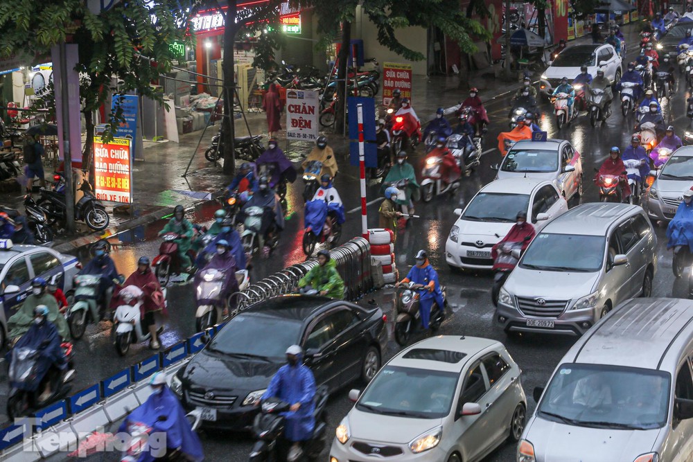 Mưa triền miên sau bão Noru, đường phố Hà Nội tắc nghẹt nhiều giờ - Ảnh 6.