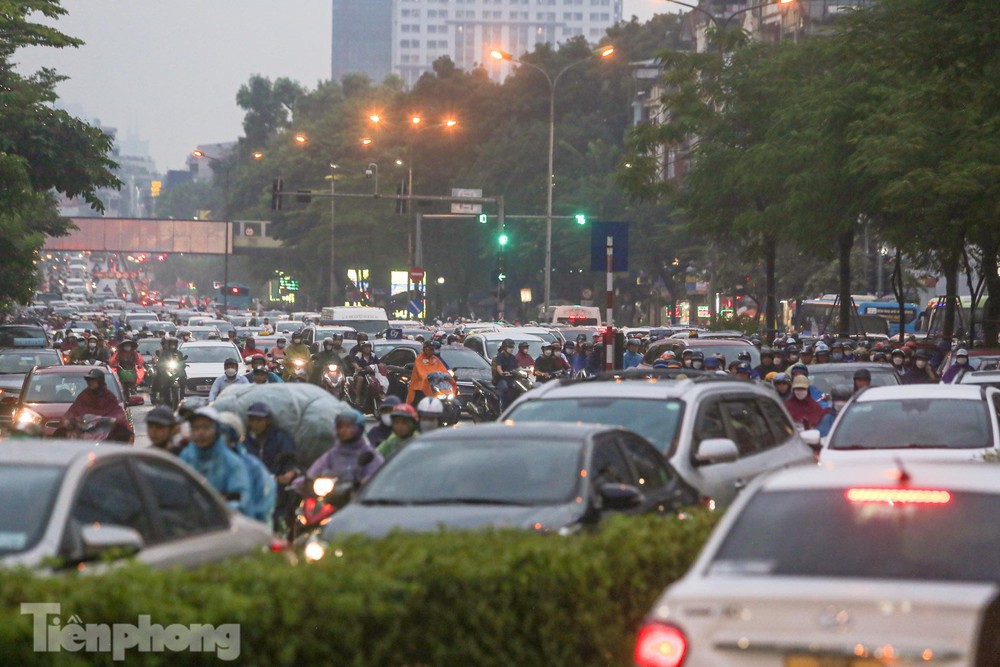 Mưa triền miên sau bão Noru, đường phố Hà Nội tắc nghẹt nhiều giờ - Ảnh 10.