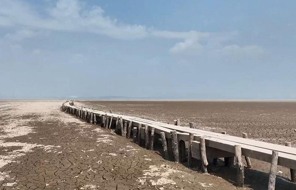 Hồ nước ngọt lớn nhất Trung Quốc khô cạn bất thường khiến cây cầu 400 năm lộ ra hoàn toàn - Ảnh 2.