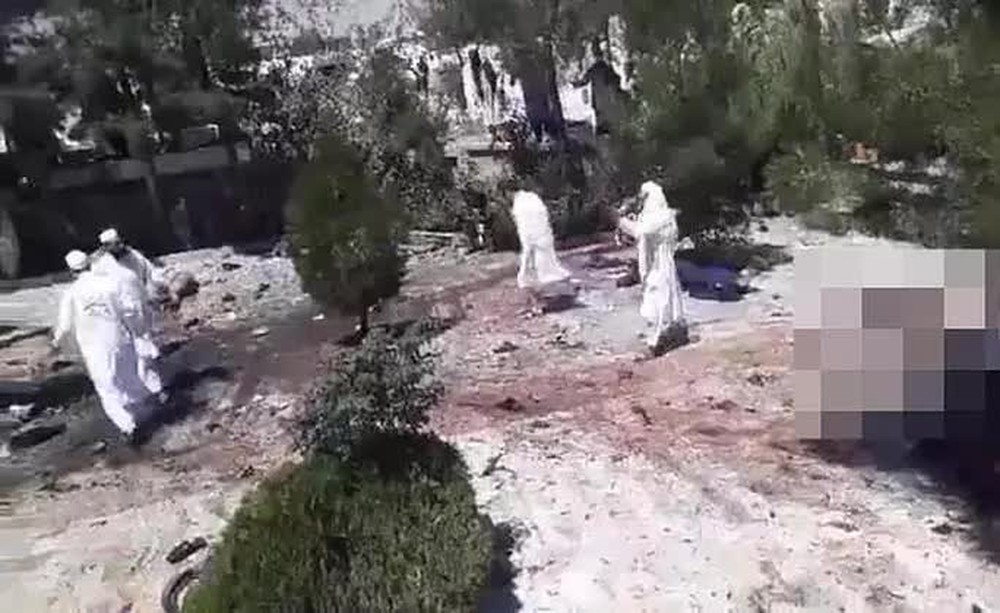 Giáo sĩ chặt đầu của Taliban chết trong vụ đánh bom nhà thờ - Ảnh 2.