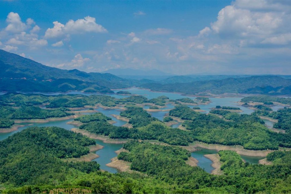 10 hồ nước đẹp nhất Việt Nam: Có nơi được gọi là Vịnh Hạ Long của Tây Nguyên - Ảnh 2.