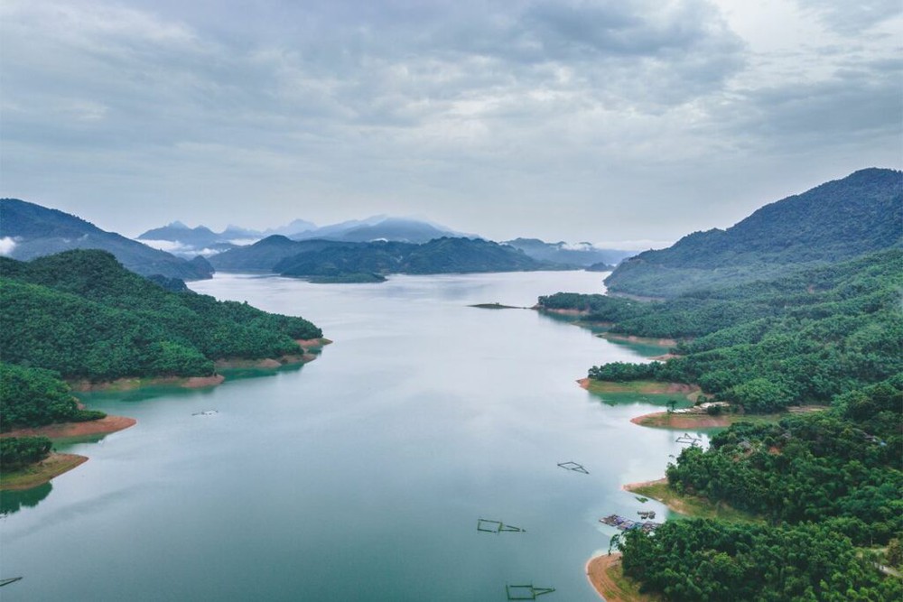 10 hồ nước đẹp nhất Việt Nam: Có nơi được gọi là Vịnh Hạ Long của Tây Nguyên - Ảnh 6.