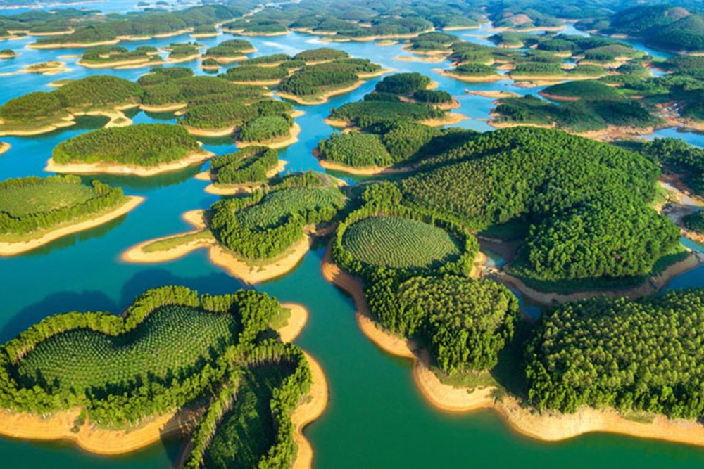 10 hồ nước đẹp nhất Việt Nam: Có nơi được gọi là Vịnh Hạ Long của Tây Nguyên - Ảnh 14.