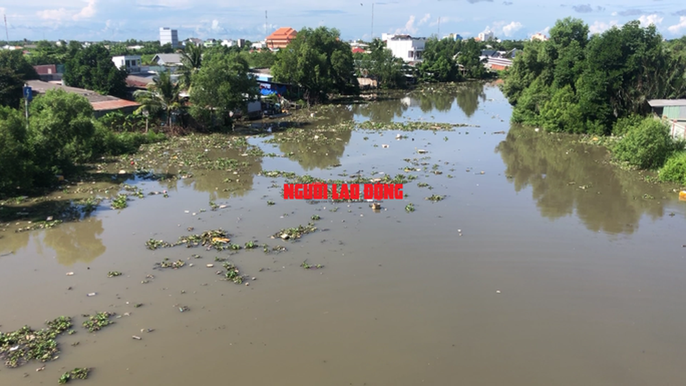 CLIP: Hàng trăm người hiếu kỳ xem vớt thi thể trôi sông ở Bạc Liêu