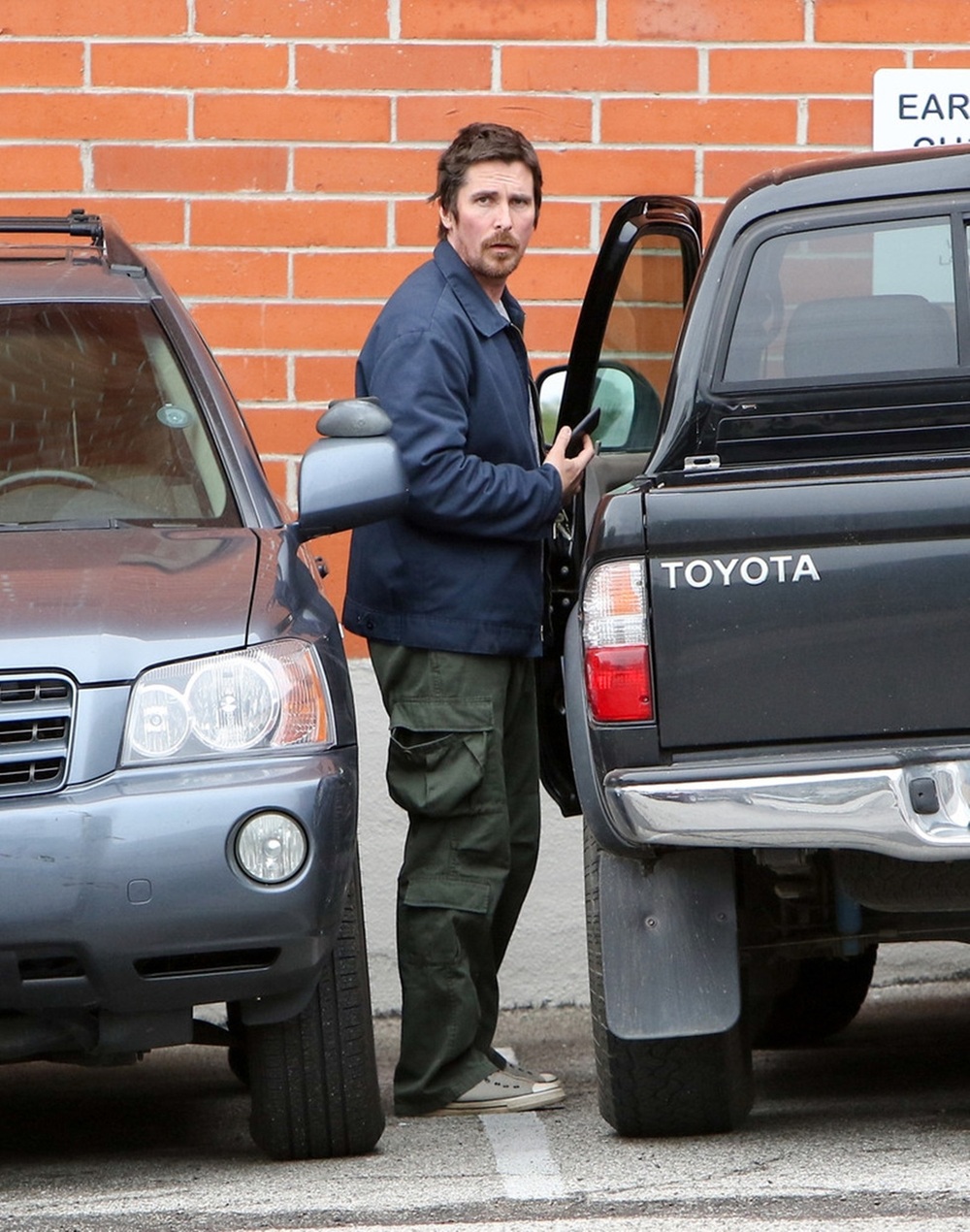 Vì sao ‘Người Dơi Christian Bale có 120 triệu USD nhưng chỉ lái xe Toyota cũ thay vì Ferrari? - Ảnh 3.