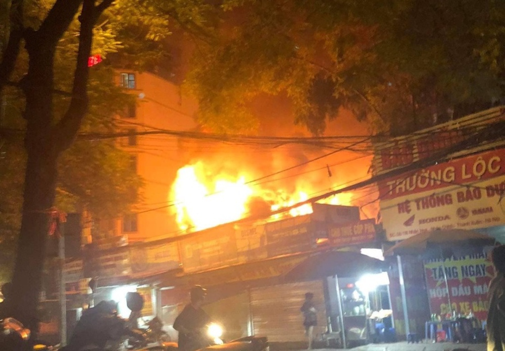 Hà Nội: Cháy 3 nhà liền kề ở phố Nhân Hòa - Ảnh 1.