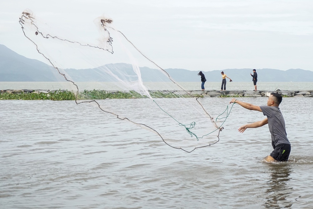  Nghề độc chỉ có sau bão ở Đà Nẵng: Ra biển săn cá nước ngọt khủng - Ảnh 3.