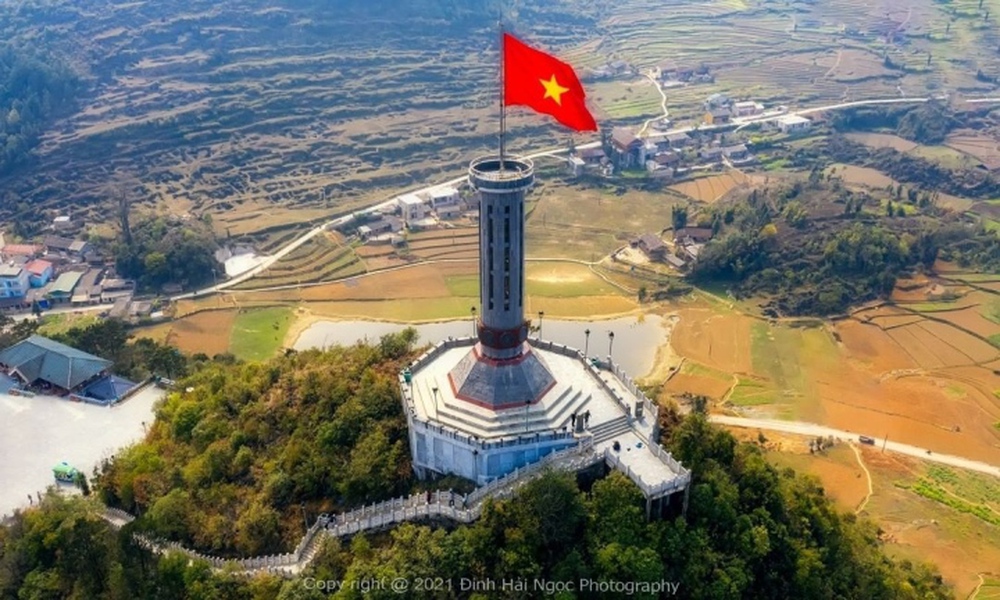 Cột cờ kiêu hãnh: Cột cờ được xây dựng mới tại Thành phố Hồ Chí Minh vào năm 2024, sẽ trở thành biểu tượng kiêu hãnh của đất nước Việt Nam. Đây là cơ hội để bạn tìm hiểu sâu hơn về lịch sử và nền văn hóa của đất nước, và cũng để thưởng ngoạn những khung cảnh đẹp mắt tại thành phố Hồ Chí Minh. Bạn sẽ được trải nghiệm một cuộc hành trình đầy cảm hứng với biểu tượng vô giá này.