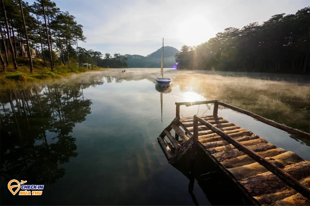10 hồ nước đẹp nhất Việt Nam: Có nơi được gọi là Vịnh Hạ Long của Tây Nguyên - Ảnh 8.