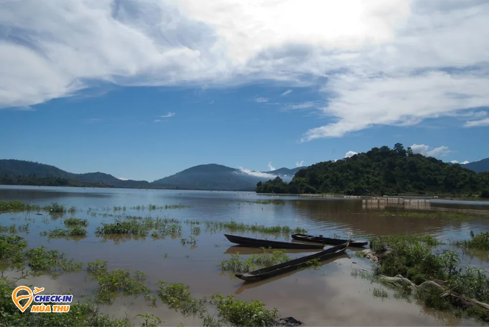 10 hồ nước đẹp nhất Việt Nam: Có nơi được gọi là Vịnh Hạ Long của Tây Nguyên - Ảnh 16.