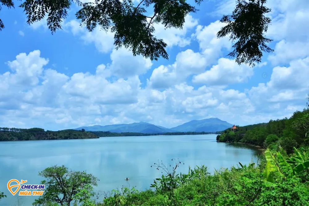 10 hồ nước đẹp nhất Việt Nam: Có nơi được gọi là Vịnh Hạ Long của Tây Nguyên - Ảnh 20.