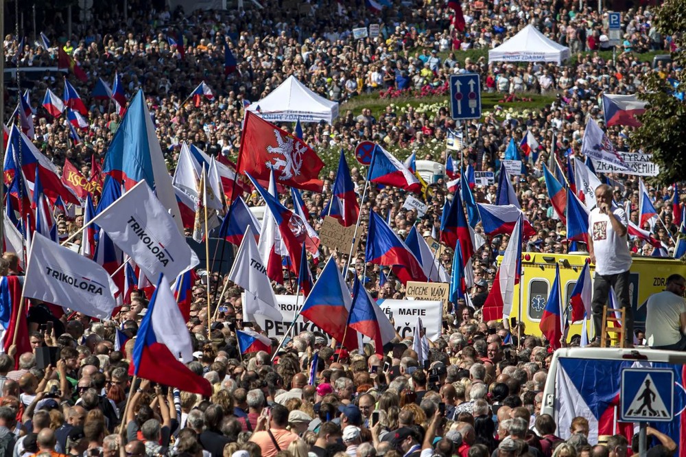 Hàng chục nghìn người biểu tình tại Séc phản đối EU, NATO và giá năng lượng tăng cao - Ảnh 1.