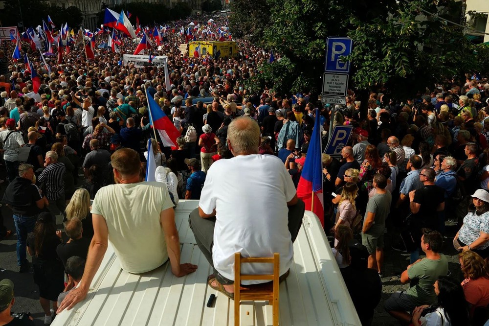 Hàng chục nghìn người biểu tình tại Séc phản đối EU, NATO và giá năng lượng tăng cao - Ảnh 2.