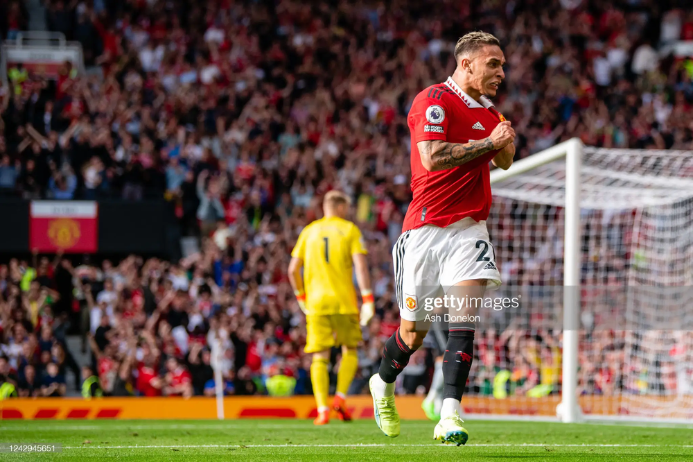 Ronaldo bật dậy chúc mừng bom tấn Antony, Quỷ đỏ vùi dập Arsenal - Ảnh 1.