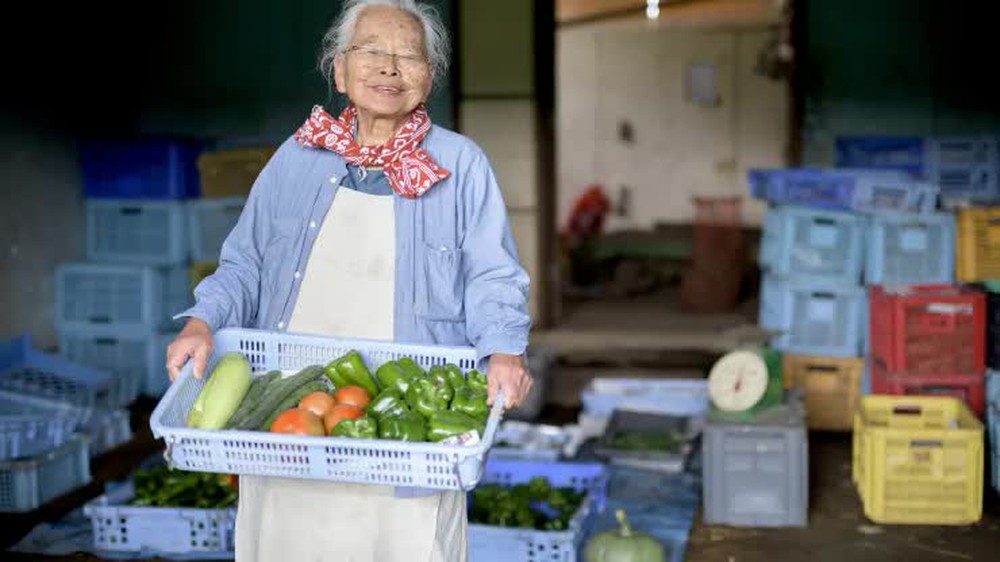 Làm gì để sống khỏe tới 100 tuổi? Học ngay bí quyết ăn uống mang lại sự trường thọ của người Nhật - Ảnh 2.