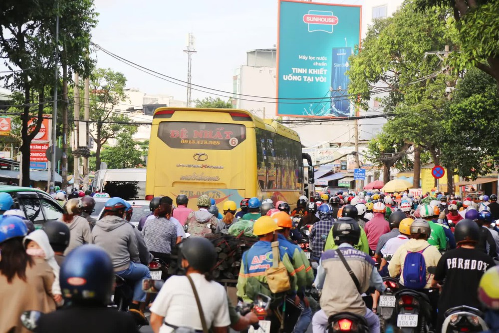 Ảnh: Người dân Hà Nội và TP.HCM mệt mỏi vì tắc đường trong ngày đầu tiên đi làm sau kỳ nghỉ lễ và đưa con đến trường khai giảng - Ảnh 11.