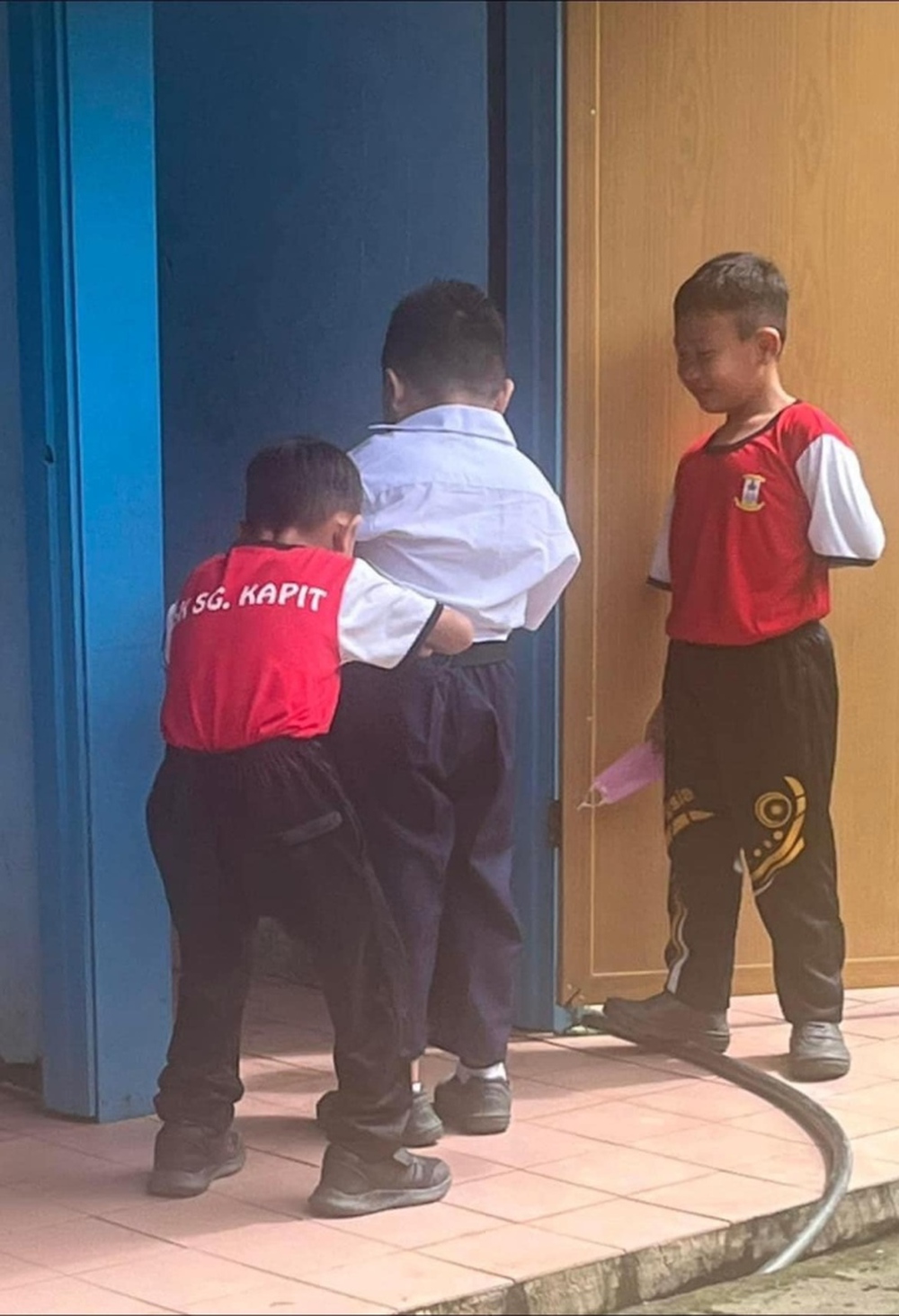 Hành động của hai cậu bé lớp 1 trước cửa nhà vệ sinh khiến dân mạng tan chảy - Ảnh 2.