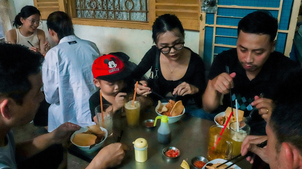 Nức tiếng đệ nhất bún nước mì khô cô Huyền: Thực khách chờ ăn có khi cả tiếng đồng hồ